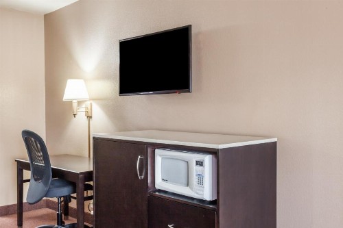 Super 8 by Wyndham Anaheim/Disneyland Drive - image 20