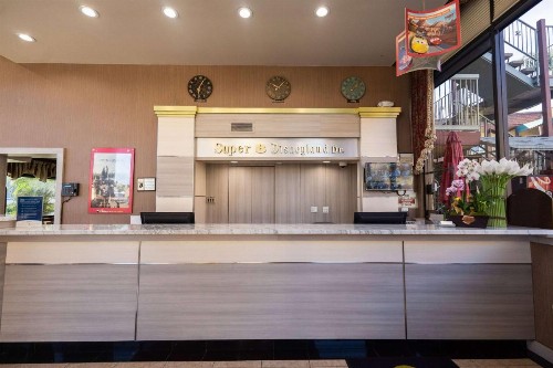 Super 8 by Wyndham Anaheim/Disneyland Drive - image 26