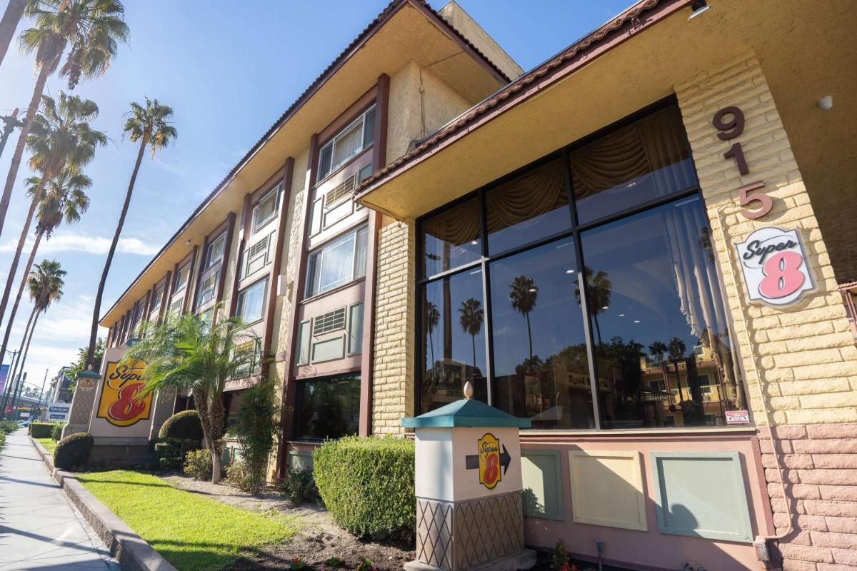 Super 8 by Wyndham Anaheim/Disneyland Drive - image 3