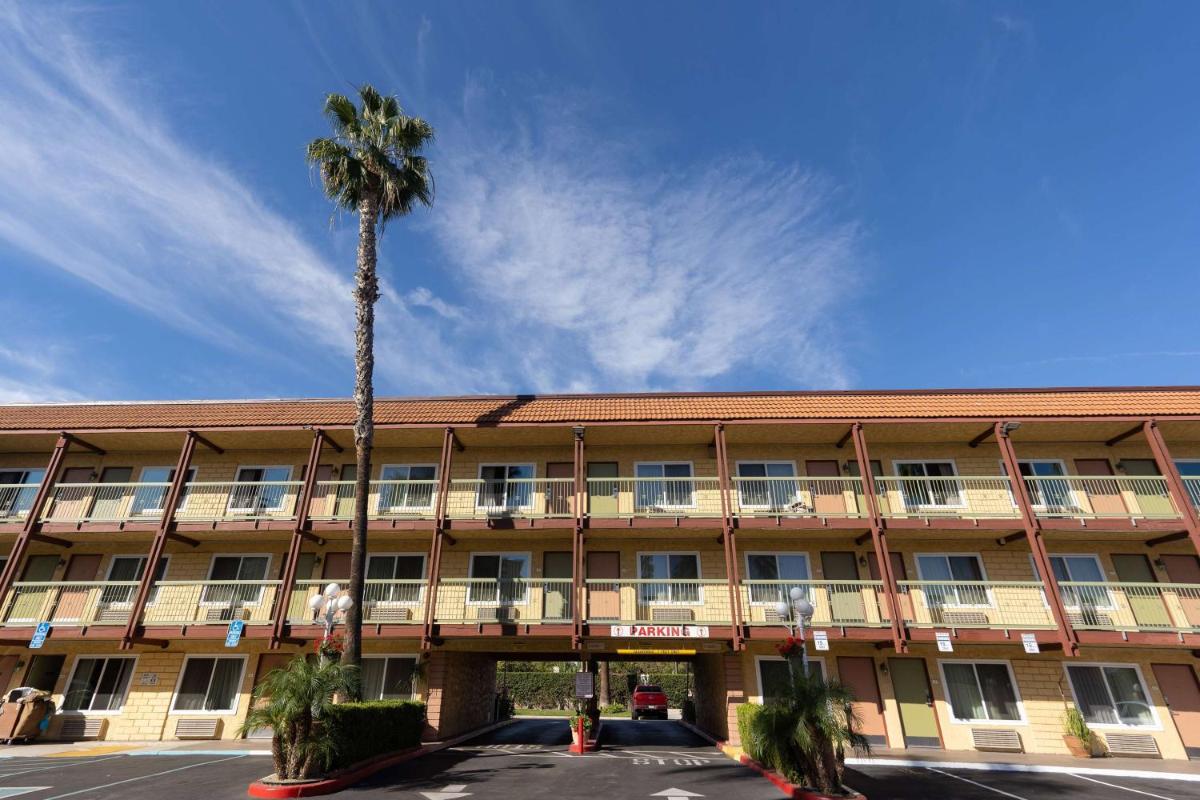 Super 8 by Wyndham Anaheim/Disneyland Drive - image 4