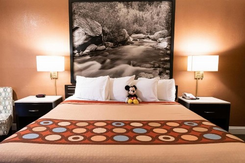 Super 8 by Wyndham Anaheim/Disneyland Drive - image 5