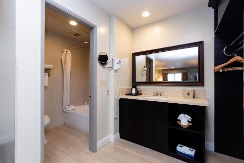 Super 8 by Wyndham Anaheim/Disneyland Drive - image 7