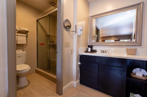 Super 8 by Wyndham Anaheim/Disneyland Drive - image 9