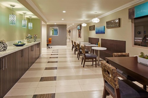 Eden Roc Inn & Suites near the Maingate - image 10