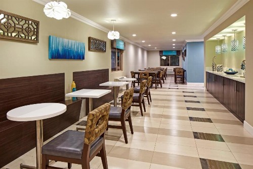 Eden Roc Inn & Suites near the Maingate - image 2