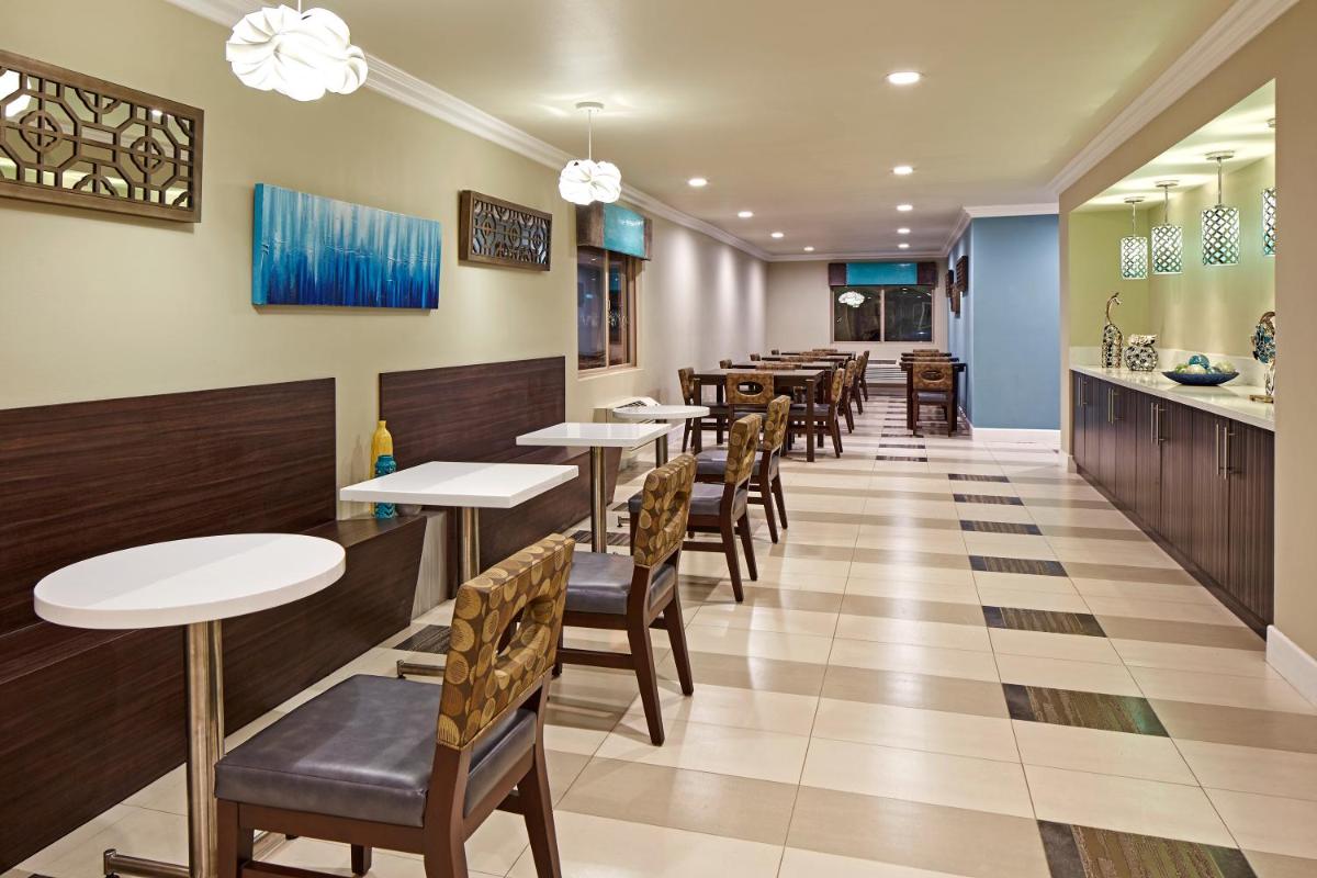 Eden Roc Inn & Suites near the Maingate - image 2
