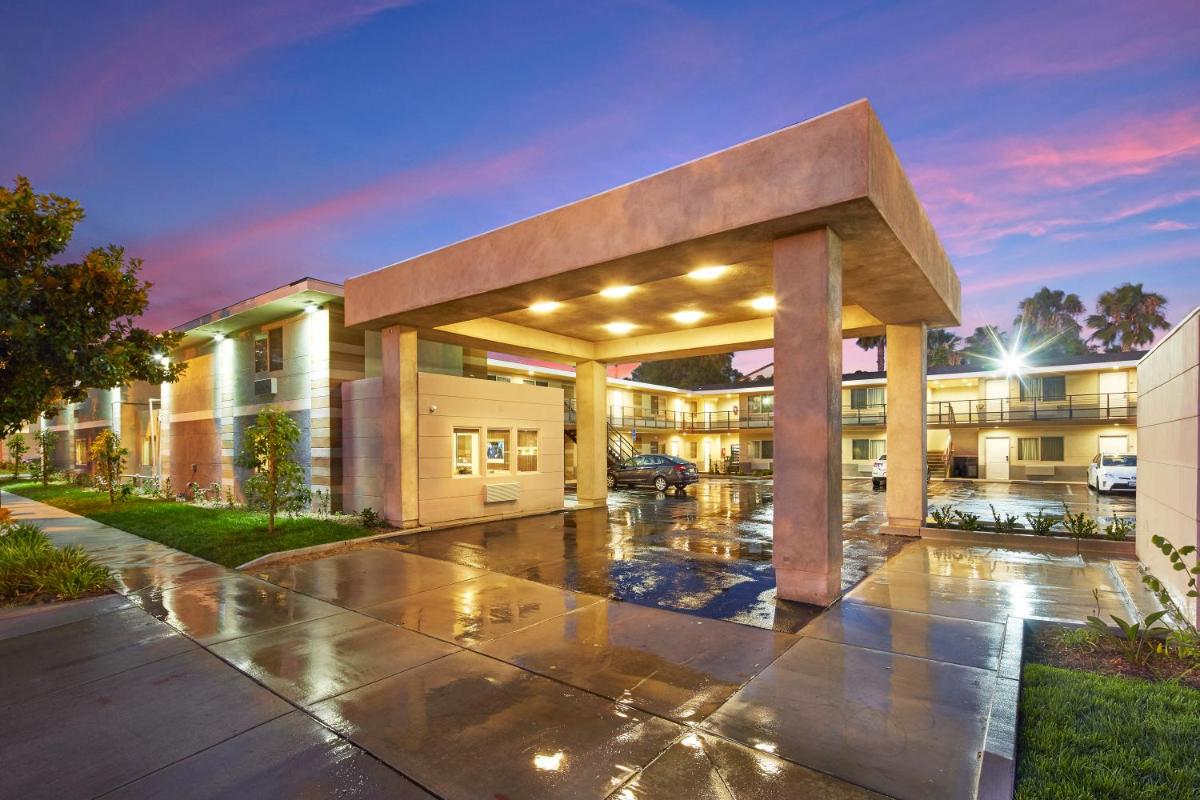 Eden Roc Inn & Suites near the Maingate - image 3