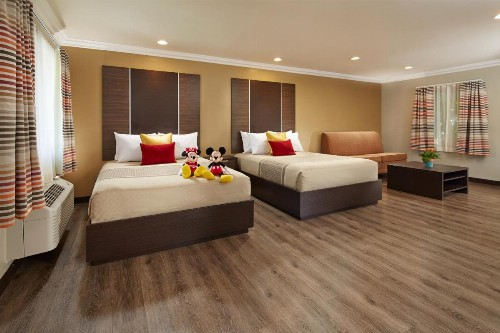 Eden Roc Inn & Suites near the Maingate - image 7