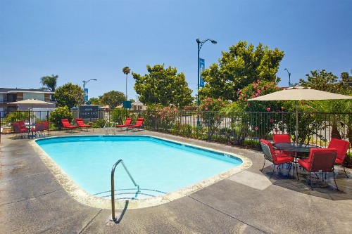 Eden Roc Inn & Suites near the Maingate - image 8