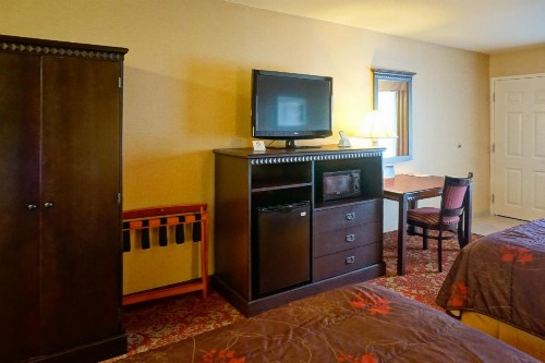 Castle Inn and Suites Anaheim - image 2