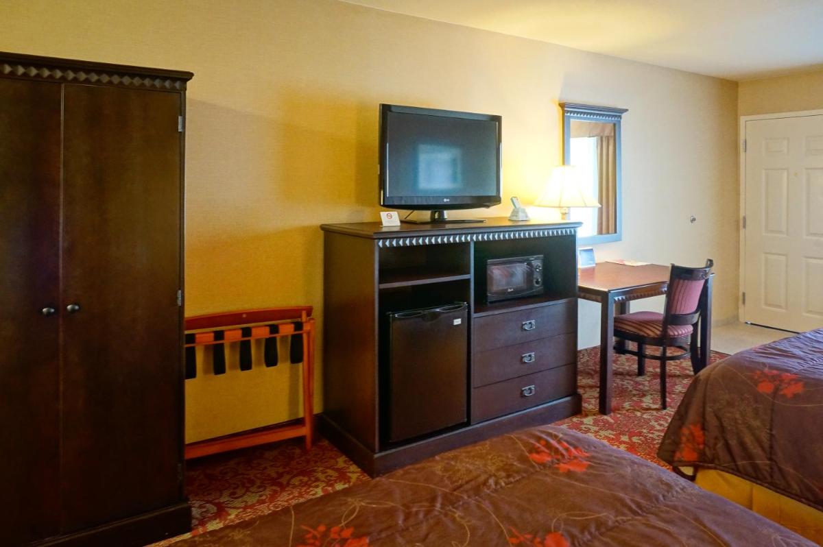 Castle Inn and Suites Anaheim - image 2