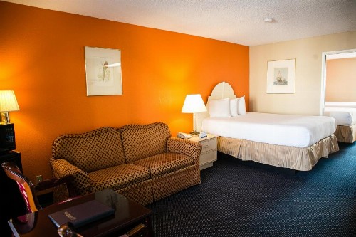 Anaheim Carriage Inn - image 23