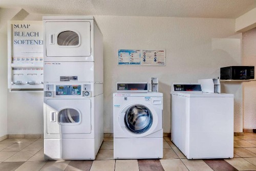 Motel 6-Anaheim CA - Fullerton East - image 3