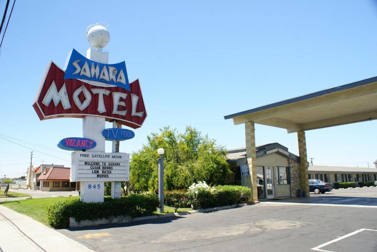 Sahara Motel - image 5