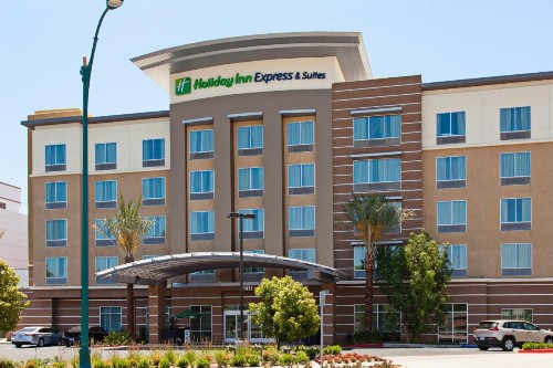 Holiday Inn Express & Suites Anaheim Resort Area an IHG Hotel