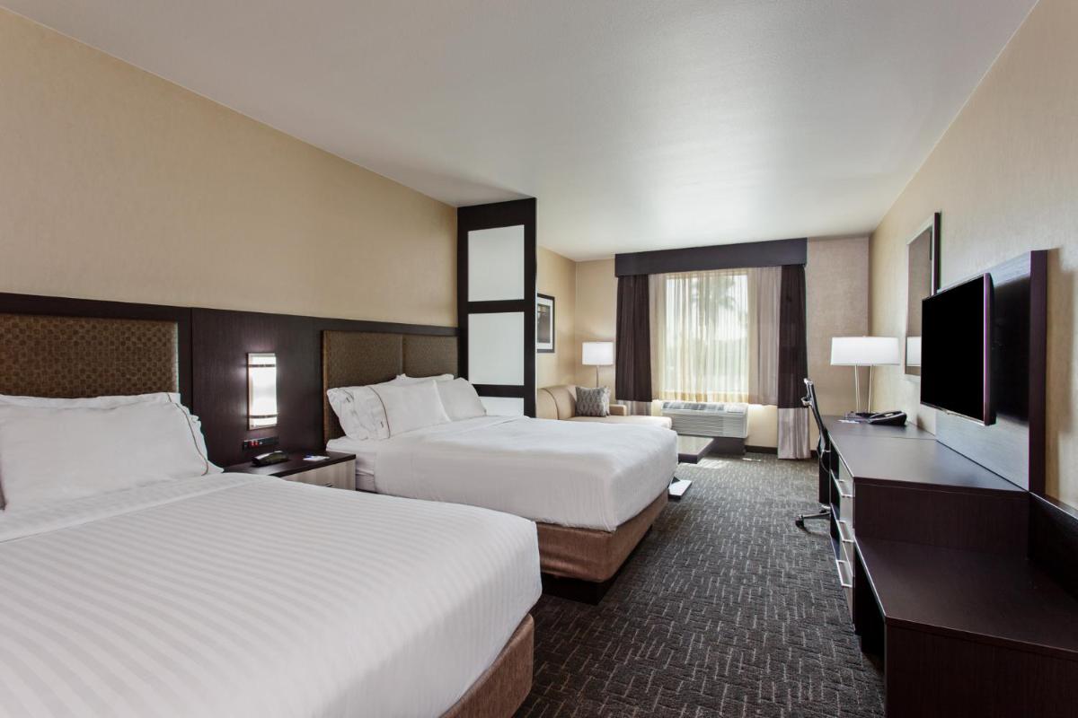 Holiday Inn Express & Suites Anaheim Resort Area an IHG Hotel - image 2
