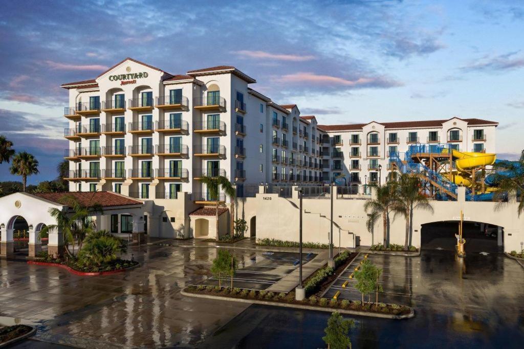 Courtyard by Marriott Anaheim Theme Park Entrance - main image
