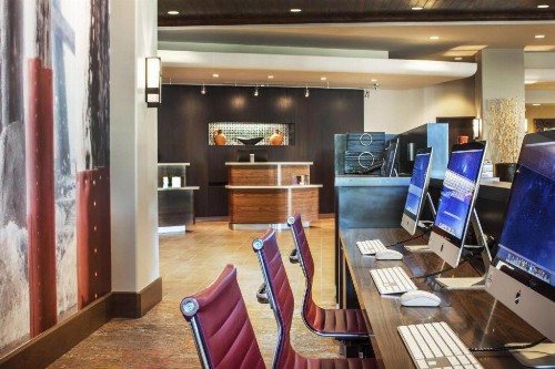 Courtyard by Marriott Anaheim Theme Park Entrance - image 14