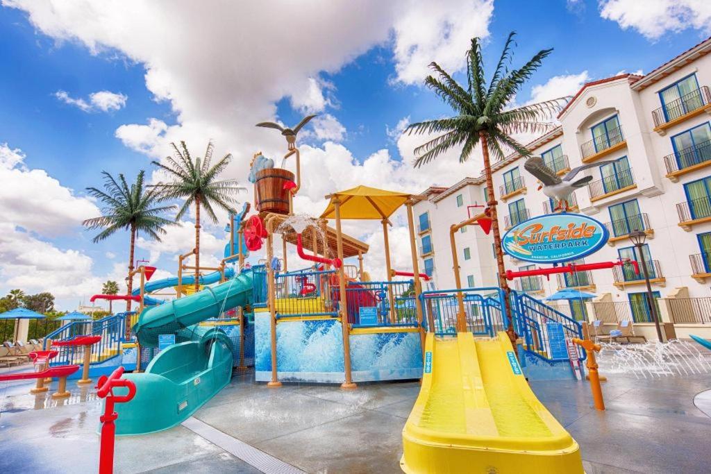 Courtyard by Marriott Anaheim Theme Park Entrance - image 2