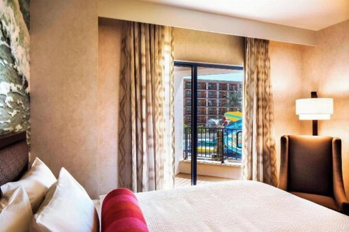 Courtyard by Marriott Anaheim Theme Park Entrance - image 18