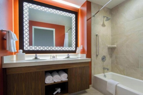 Courtyard by Marriott Anaheim Theme Park Entrance - image 24