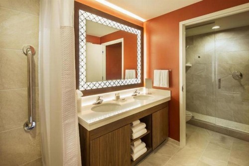Courtyard by Marriott Anaheim Theme Park Entrance - image 25