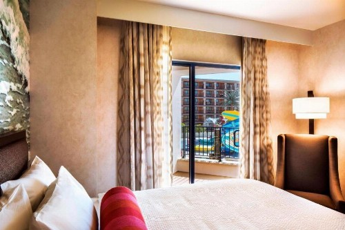 Courtyard by Marriott Anaheim Theme Park Entrance - image 26