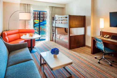 Courtyard by Marriott Anaheim Theme Park Entrance - image 27