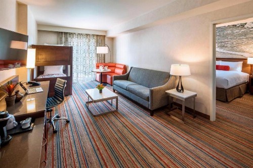 Courtyard by Marriott Anaheim Theme Park Entrance - image 31