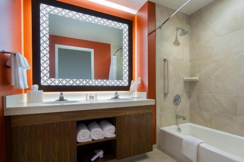 Courtyard by Marriott Anaheim Theme Park Entrance - image 32
