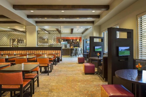 Courtyard by Marriott Anaheim Theme Park Entrance - image 4
