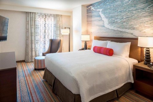 Courtyard by Marriott Anaheim Theme Park Entrance - image 33