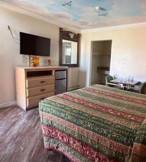 Robinhood Motel - image 22