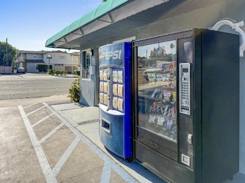 Super 7 Motel - image 11