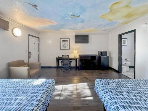 Super 7 Motel - image 15