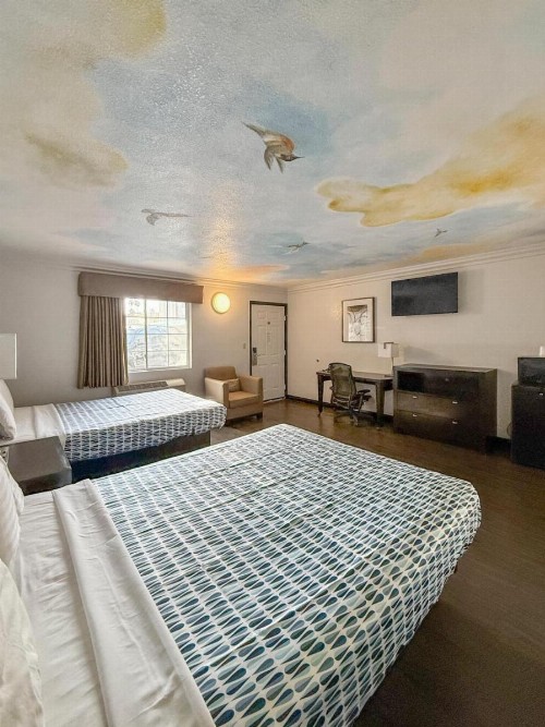 Super 7 Motel - image 18