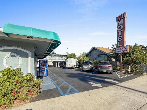 Super 7 Motel - image 19