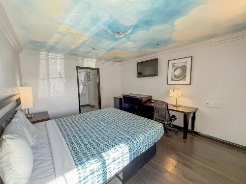 Super 7 Motel - image 2
