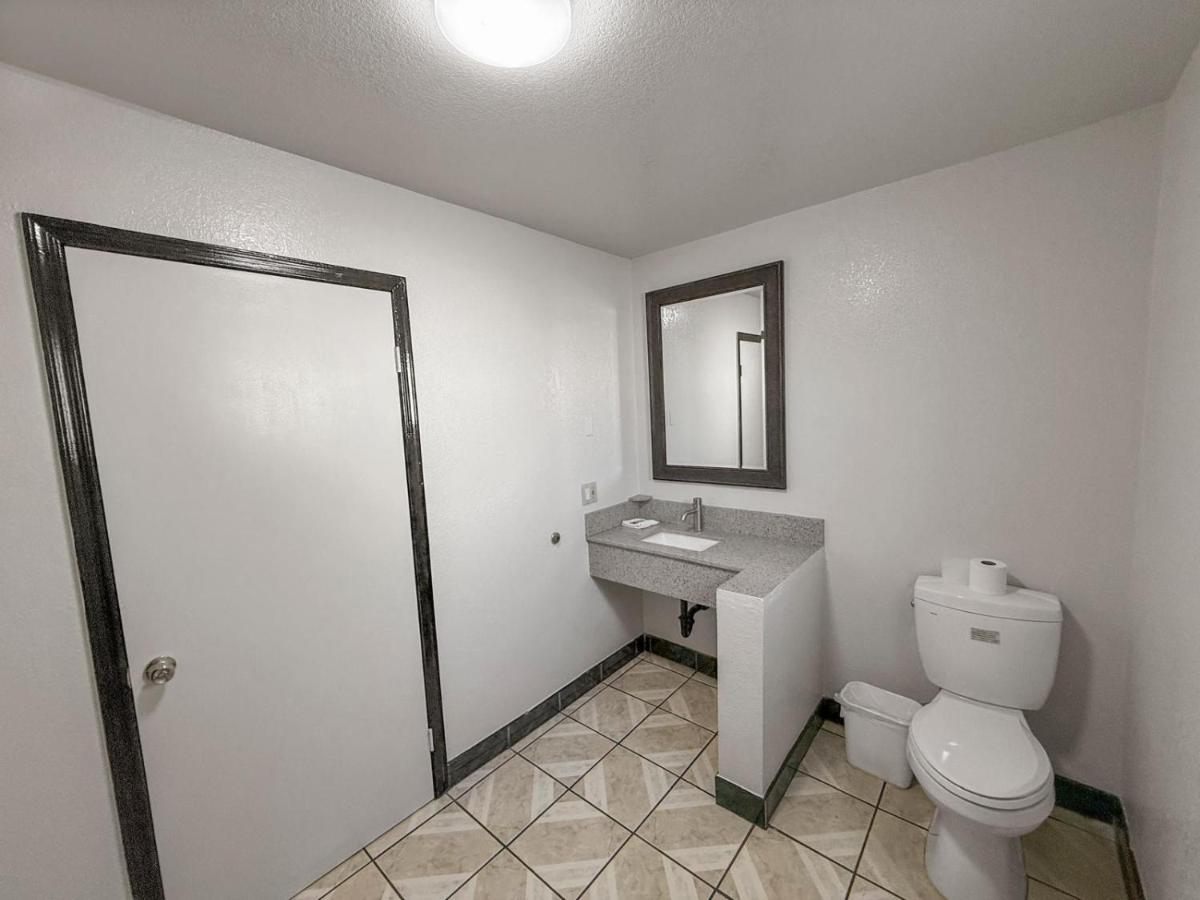 Super 7 Motel - image 4