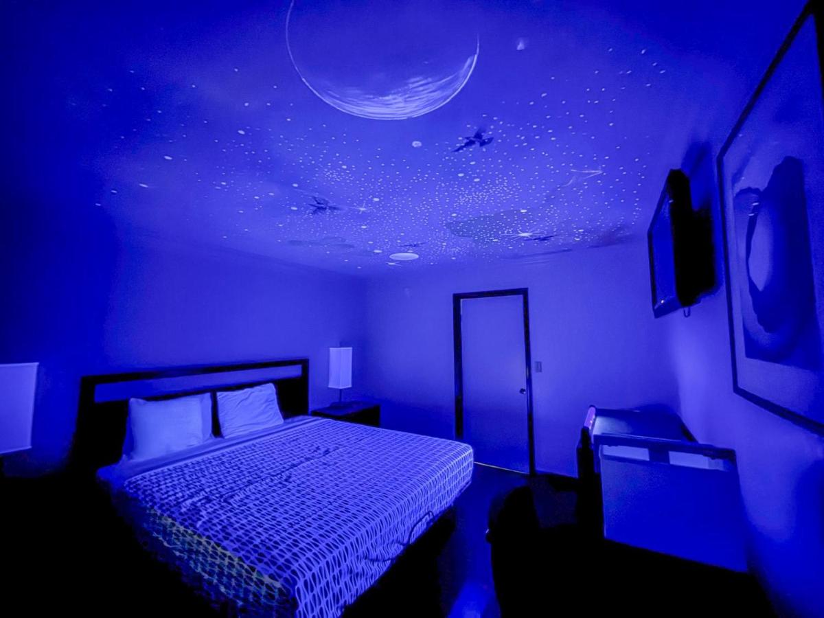 Super 7 Motel - image 7