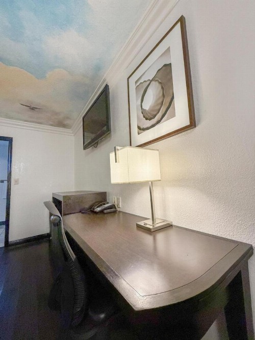 Super 7 Motel - image 8