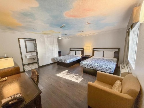 Super 7 Motel - image 9