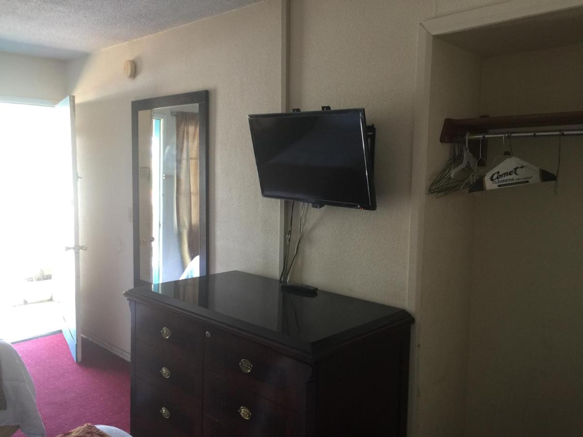 Frontier Motel - image 3