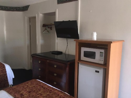 Frontier Motel - image 4