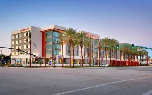 Hampton Inn & Suites Anaheim Resort Convention Center - image 3