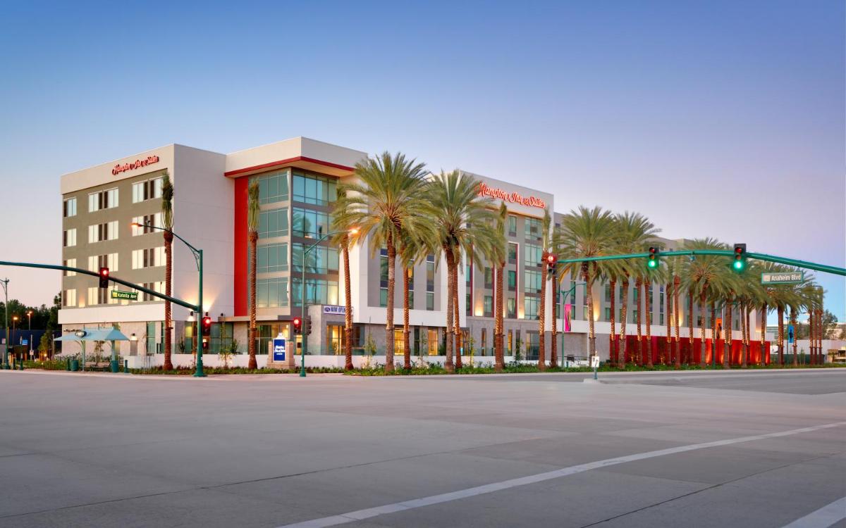 Hampton Inn & Suites Anaheim Resort Convention Center - image 3