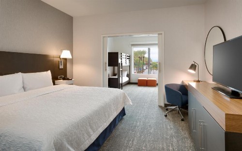 Hampton Inn & Suites Anaheim Resort Convention Center - image 43