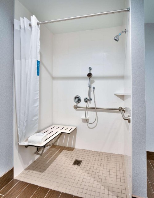 Hampton Inn & Suites Anaheim Resort Convention Center - image 7