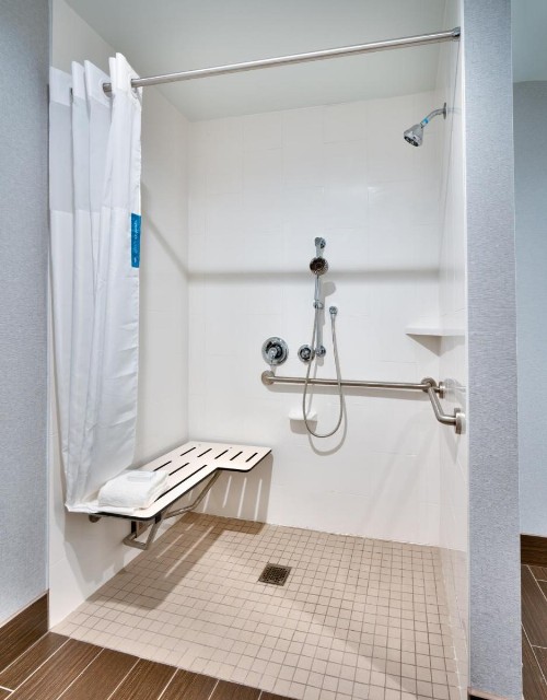 Hampton Inn & Suites Anaheim Resort Convention Center - image 8