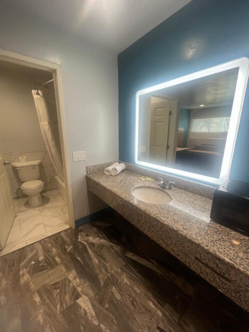 Travel Inn Motel - image 11